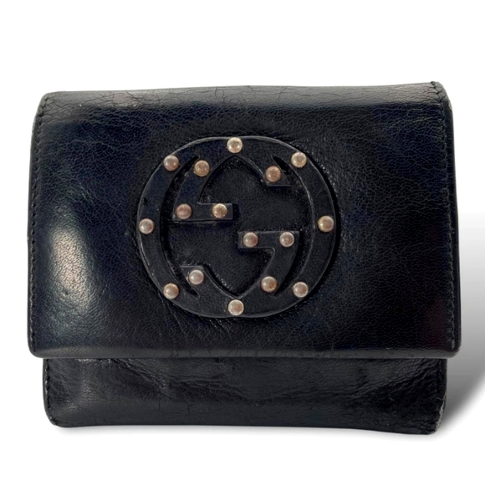 🇮🇹Gucci Studded Interlocking GG Black Leather Compact Wallet.